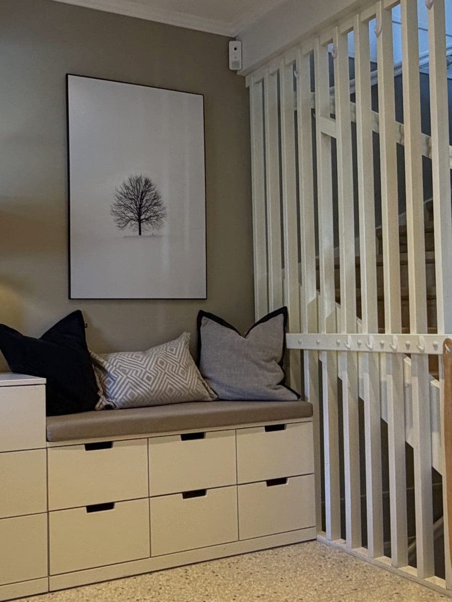 Entré i Laura Hangerås' veg på Kystad i Trondheim med spilevegg mot trappen og benk med skuffer